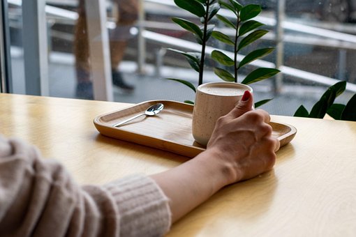 AI到岗我下岗:牛马贬值,血洗中层,应届生成了AI助手